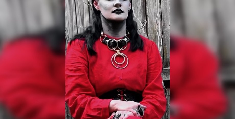 Жінка-гот, субкультура готів, готи аксесуари, готи труна, жінка захоплення, курйоз про гота, історія про жінку, історія про матір