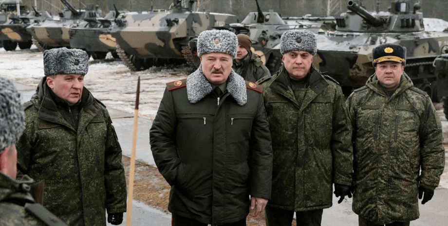 Лукашенко в окружении командиров армии Беларуси