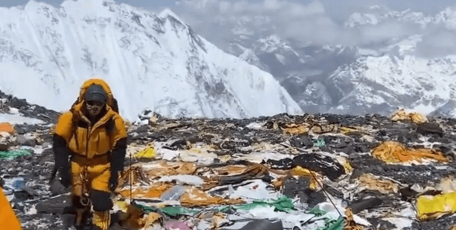 Мусор на Эвересте, мусор на горе, наглые туристы, оставляют мусор, гора мусора, мусорная свалка, возмущение в сети,