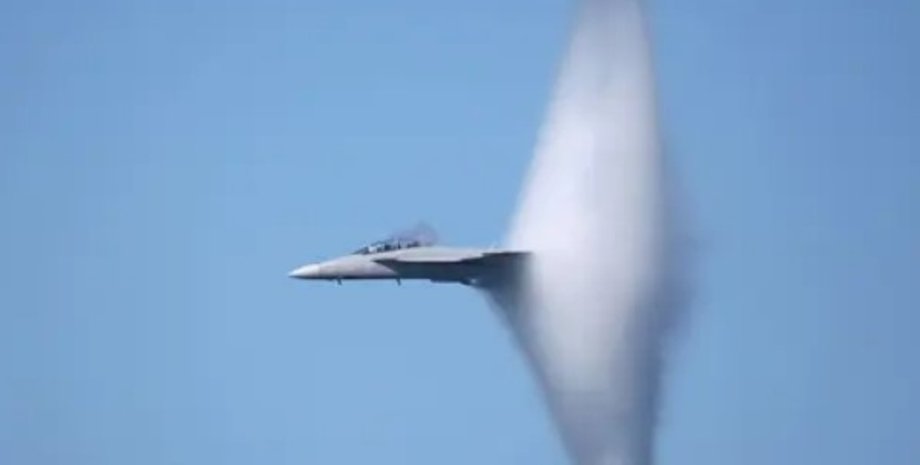 сверхзвуковой самолет