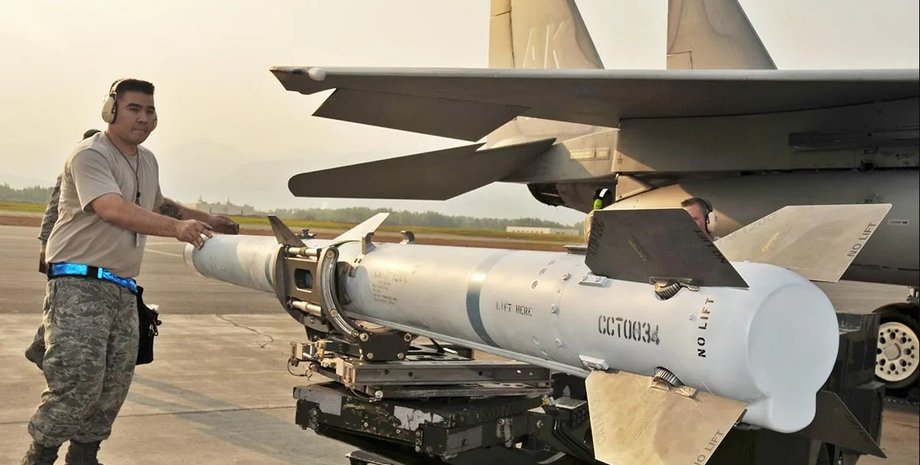 Американская компания изготовит ракеты для Украины AIM-120 AMRAAM, контракт заключен на шесть лет, а покупателей около десятка, говорится на сайте Пентагона