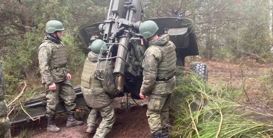 Російські солдати запускають дрон розвідник погляд