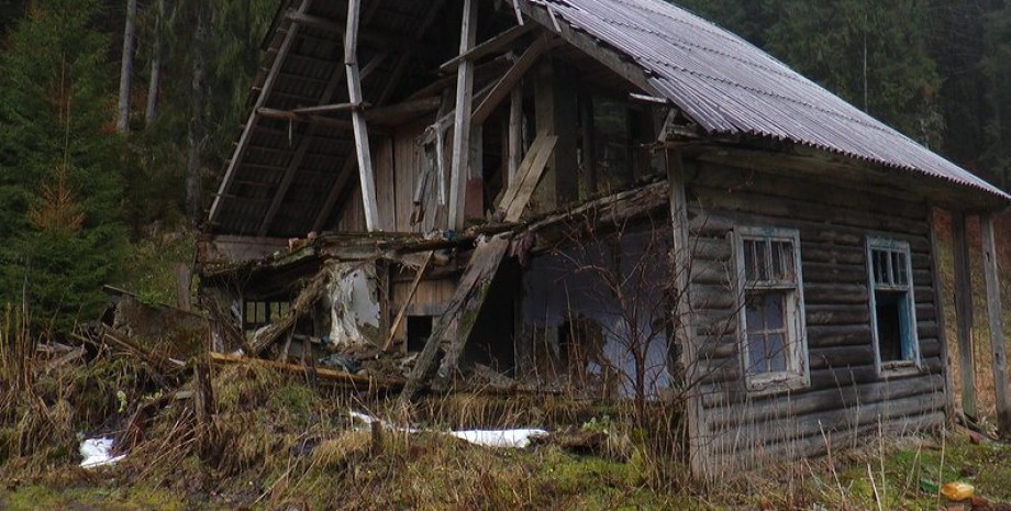 Буркут, село Разрушенный дом в селе Буркут