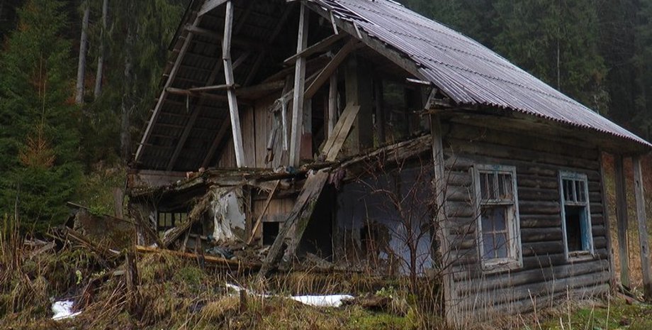 Разрушенный дом в селе Буркут