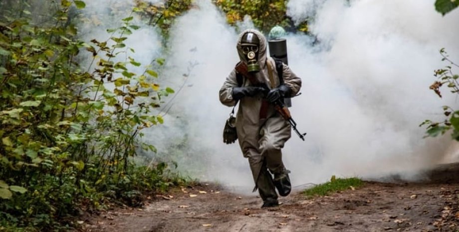 Український військовий у протигазі, хімічна зброя, хімічна атака, війна в Україні