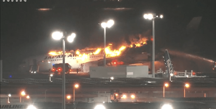 самолет горит, Токио самолет, Токио аэропорт пожар, Токио пожар самолет, Токио столкновение самолетов, Токио авиакатастрофа, Токио аэропорт пассажиры, Токио аэропорт пассажиры