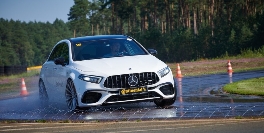 спортивний Mercedes-Benz AMG на треку, тест шин