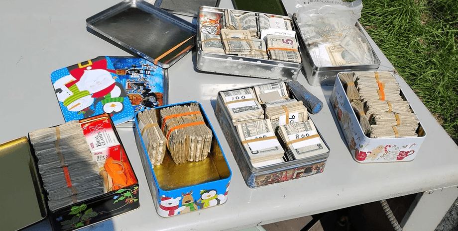 Чоловік натрапив на схованку з грошима в печі та повернув їх законному власнику