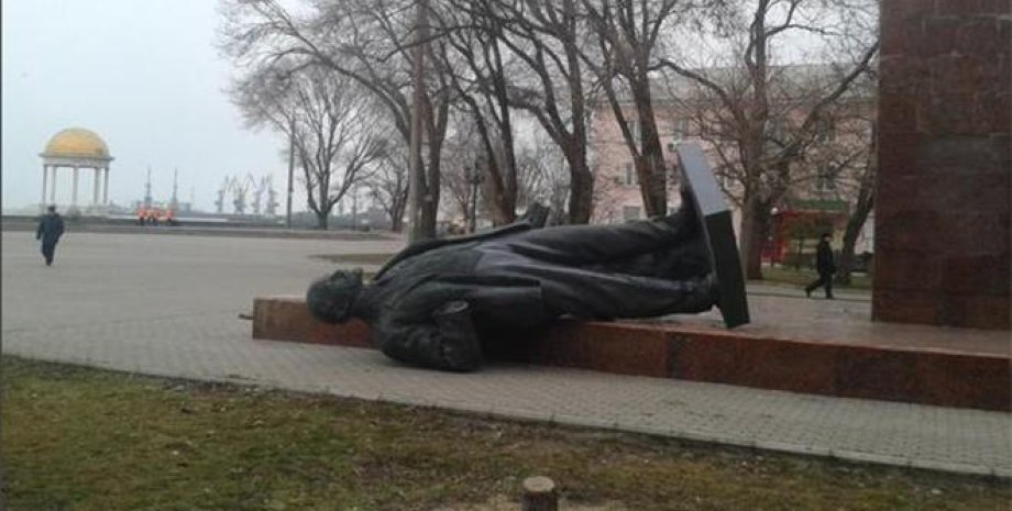 Поваленный памятник Ленину в Бердянске / Фото: twitter.com/matvienkogena