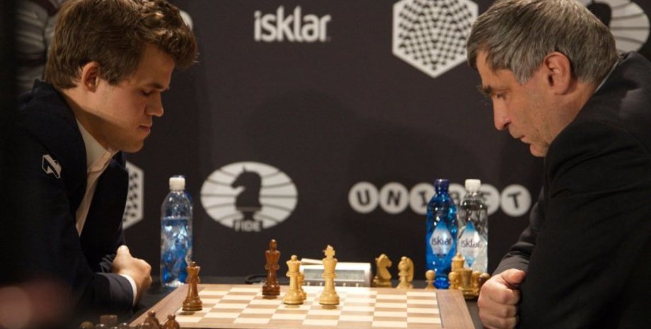 Магнус Карлсен и Василий Иванчук / Фото из открытых источников