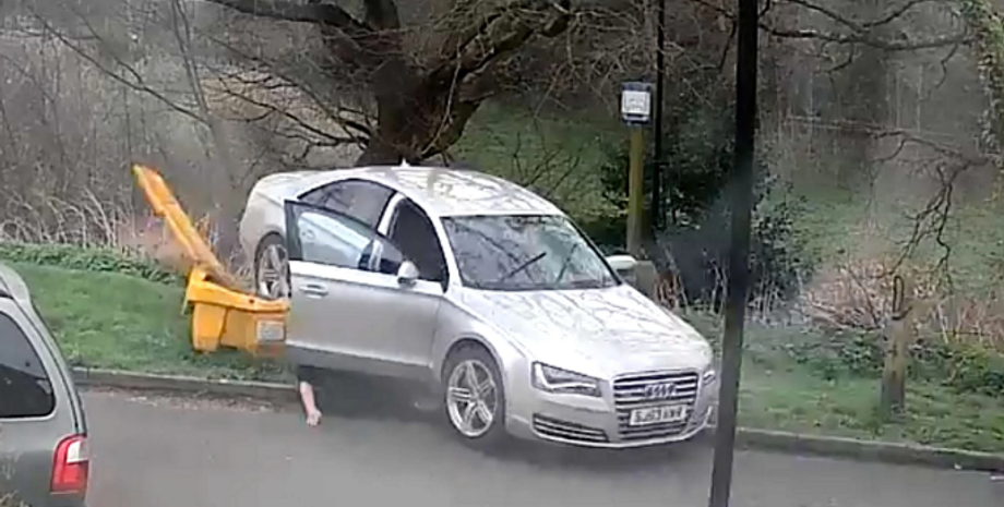 Автомобиль сбил собственного водителя, авария, ДТП, дорожное происшествие, Великобритания, видео, Audi А8