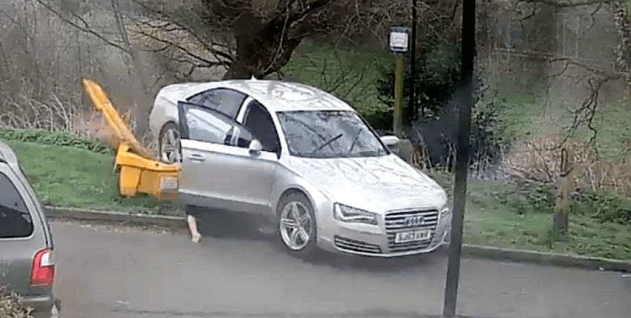 Автомобиль сбил собственного водителя, авария, ДТП, дорожное происшествие, Великобритания, видео, Audi А8