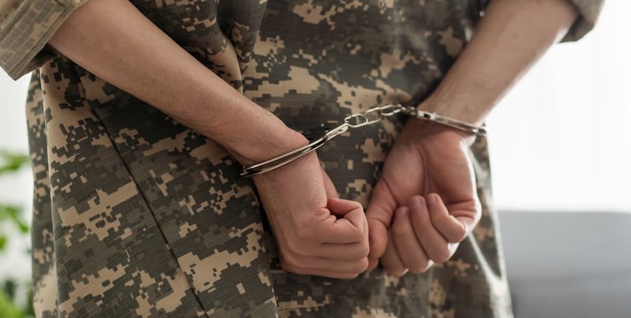 Мобілізація в Україні — на Волині затримали керівника ТЦК за підозрою у хабарництві Військовий в наручниках
