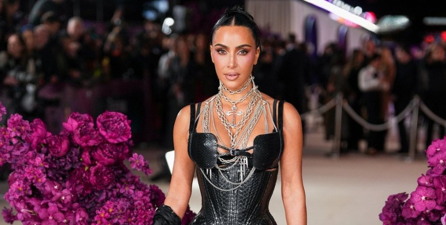 Ким Кардашьян в готическом образе