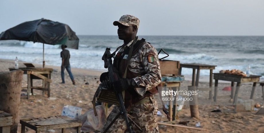 Военные на пляже после теракта / Фото: Getty images