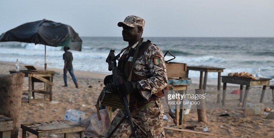 Военные на пляже после теракта / Фото: Getty images