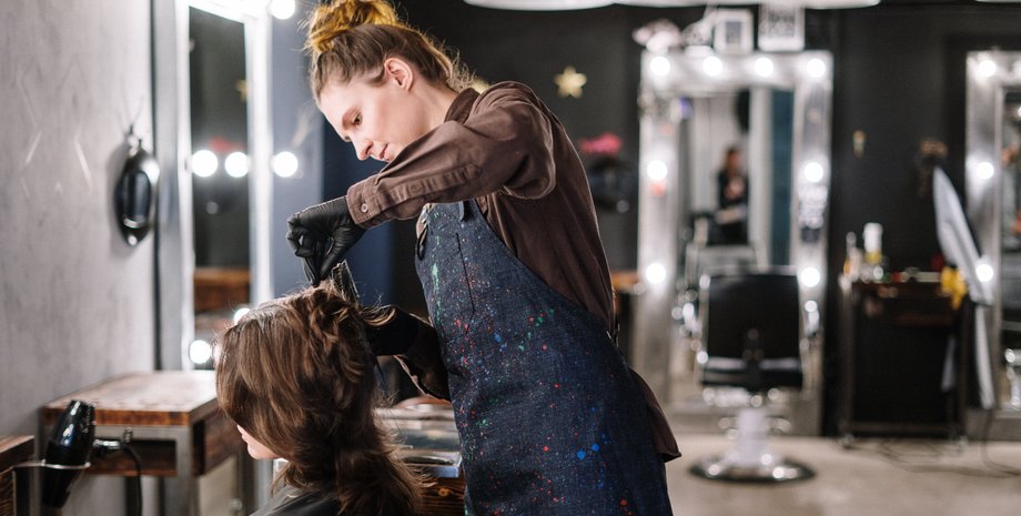 "Была права": женщина устроила скандал в салоне красоты из-за "экспертности" стилистки