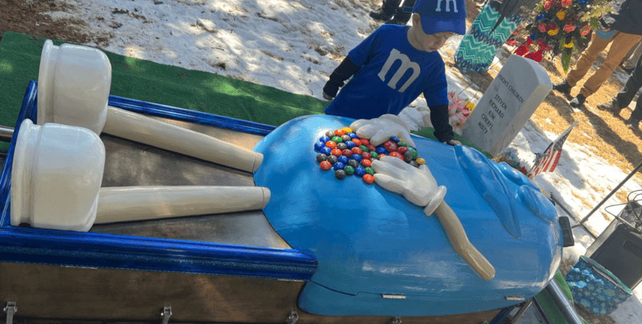 Гроб в виде конфеты, необычные похороны, "говорящие конфеты"