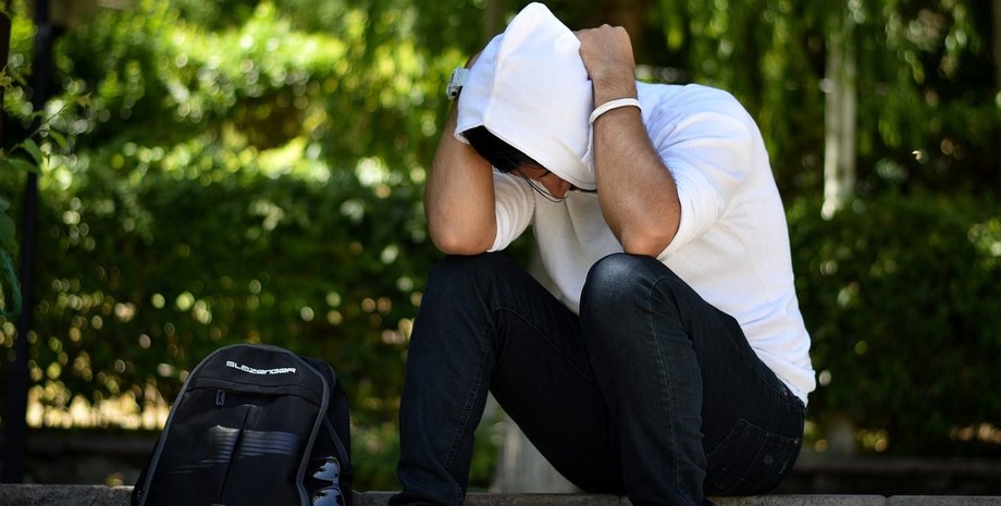 мужчина, грусть, рюкзак