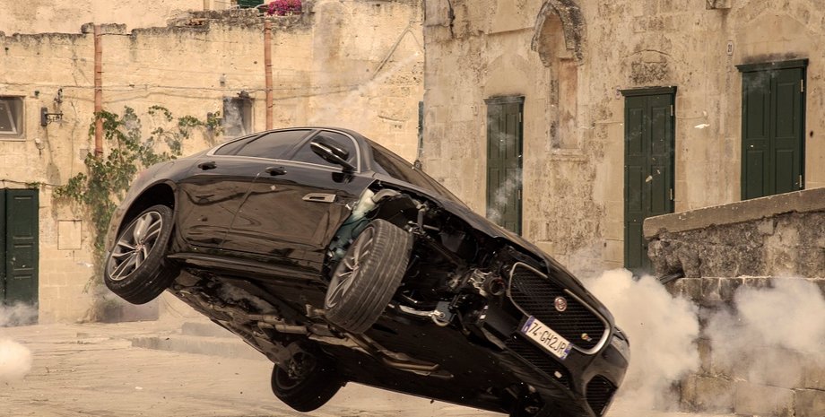 погоня у фільмі про агента 007 Джеймса Бонда "Чи не час помирати", кадри з фільму