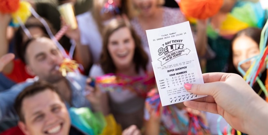 Лотерейный билет, лотерея, уборщица нашла лотерейный билет, потерянный лотерейный билет, стал миллионером, приз, деньги, джекпот
