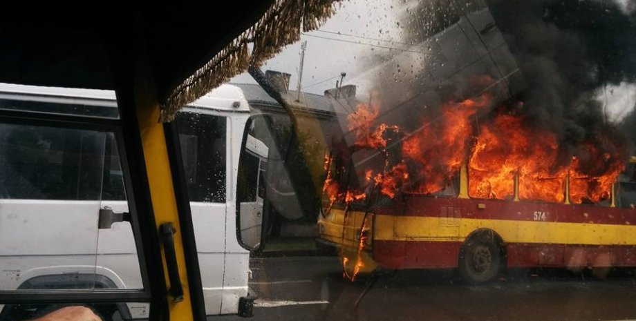 Сгоревший во Львове троллейбус / Фото: "Львовский портал"