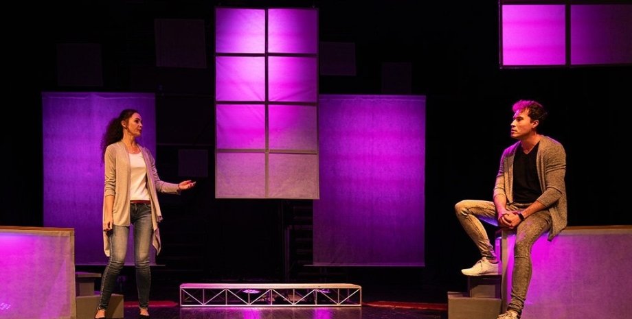 Декорации в спектакле мариупольцев были в духе Малевича страхи в стиле ню, театр мариуполь, театр первый план, семейная психотерапия, конфликты в семье, расстановки