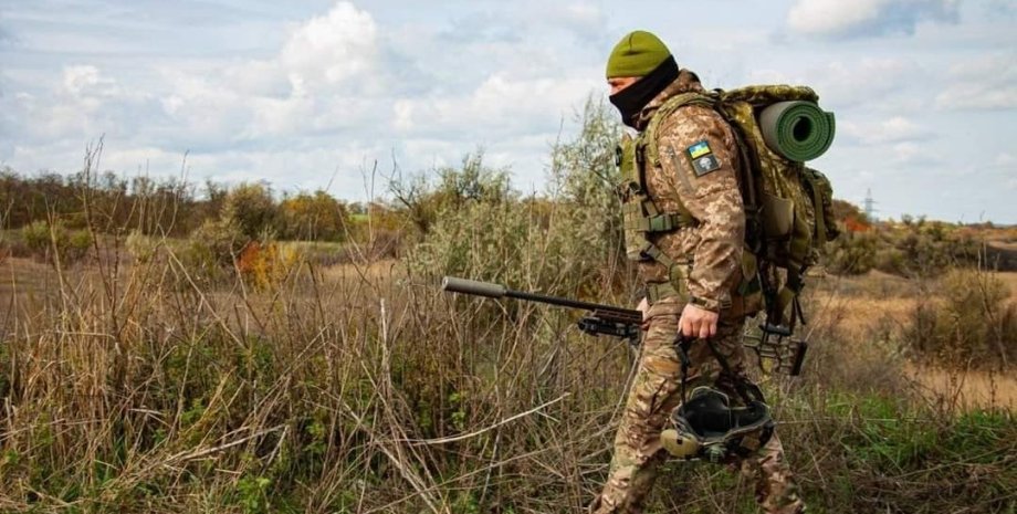 Український військовий у херсонських степах