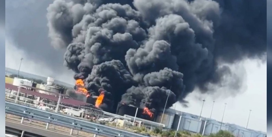 In the published footage you can see thick black smoke, which was spread by the ...