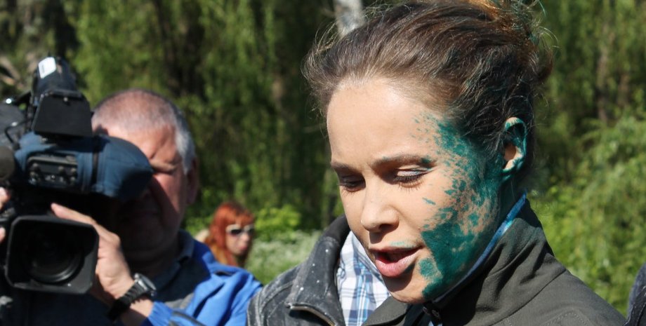 В Славянске Королевскую облили зеленкой / Фото: УНИАН