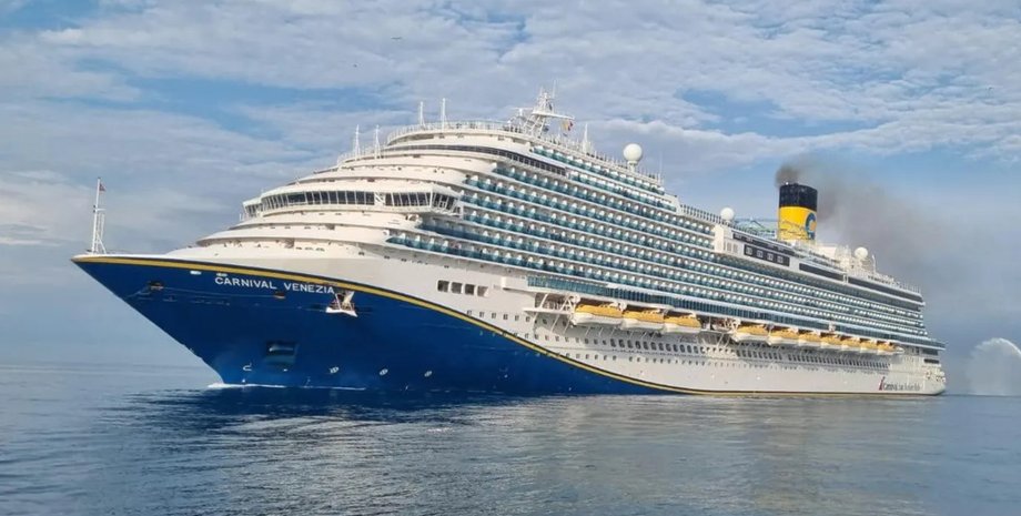 Круизный лайнер Carnival Venezia попал в ураган "Эрин" взволновав этим пассажиров