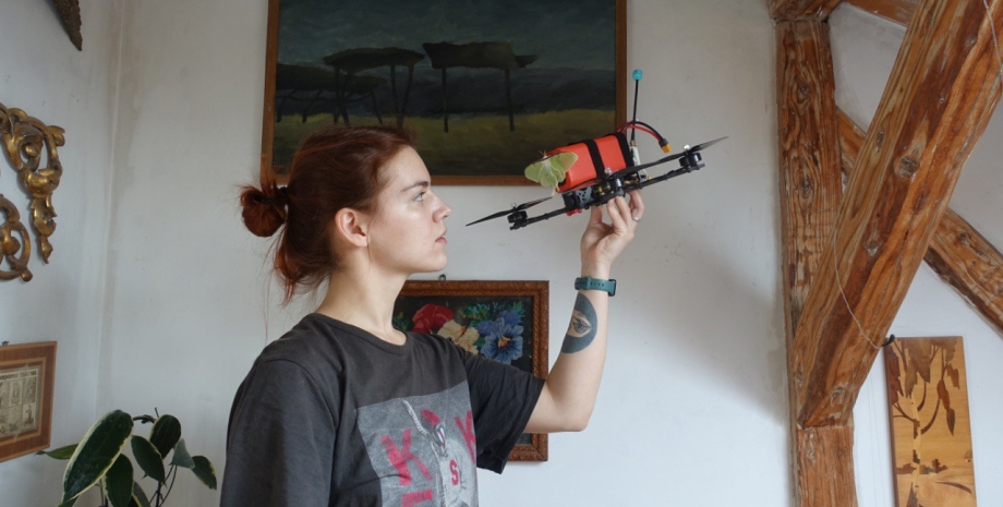 Виолетта Олейник с FPV-дроном Виолетта Олейник, Сборка дронов, сборка БПЛА, как собрать дрон, собрать FPV дрон, курсы сборки дронов, курсы сборки дронов