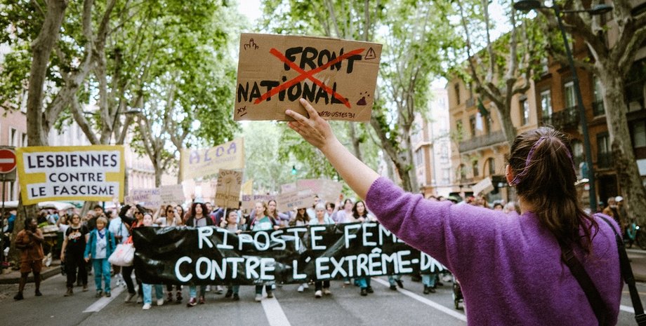 марин ле пен, национальное объединение, национальный фронт, протесты