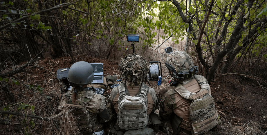 Бойцы ВСУ управляют дронами, которые летят над позициями оккупационных войск
