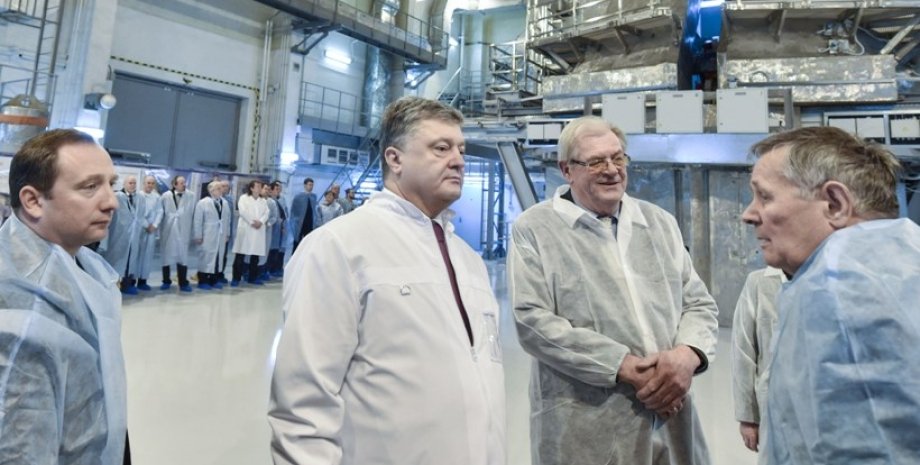 Петр Порошенко и украинские физики / Фото: Пресс-служба президента