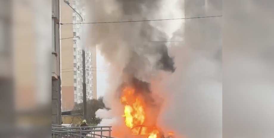 Взрыв в Москве машина горит во дворе дома в Москве