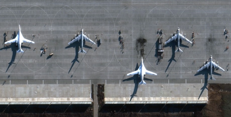 енгельс супутниковий знімок, вибухи в енгельсі, атака на авіабазу енгельс, атака на аеродром енгельс