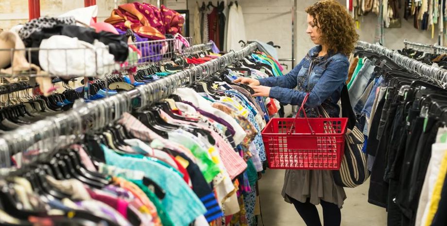 Женщина нашла на секонд-хенде красивое платье, расшитое бисером, сколько стоит наряд, сокровище на секонд-хенде