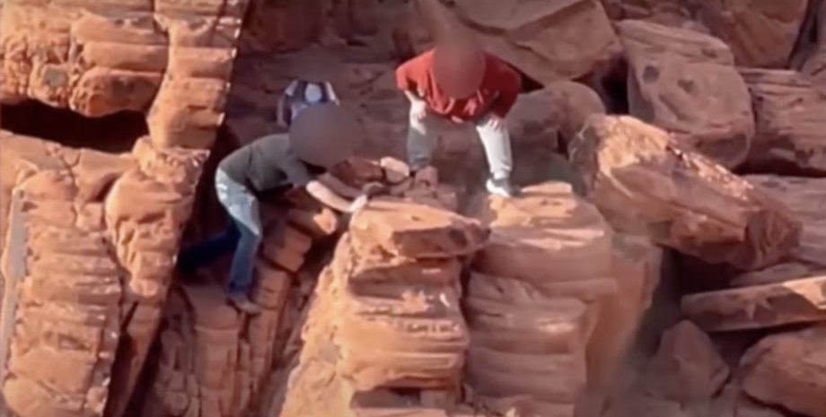 В США вандалы сбрасывают камни со скалы, вандалы, двое мужчин, разрушают скалы, сбрасывают камни, парк, расследование,