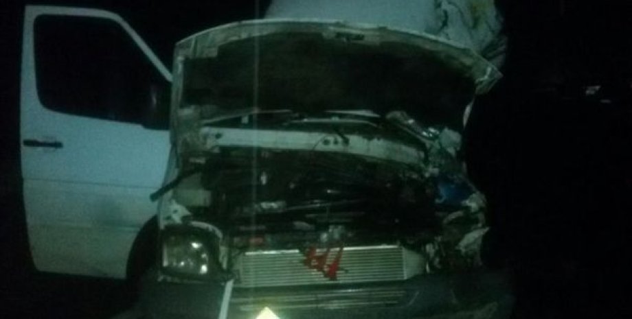 В Закарпатье столкнулись пассажирский микроавтобус и грузовик / Фото: zk.npu.gov.ua