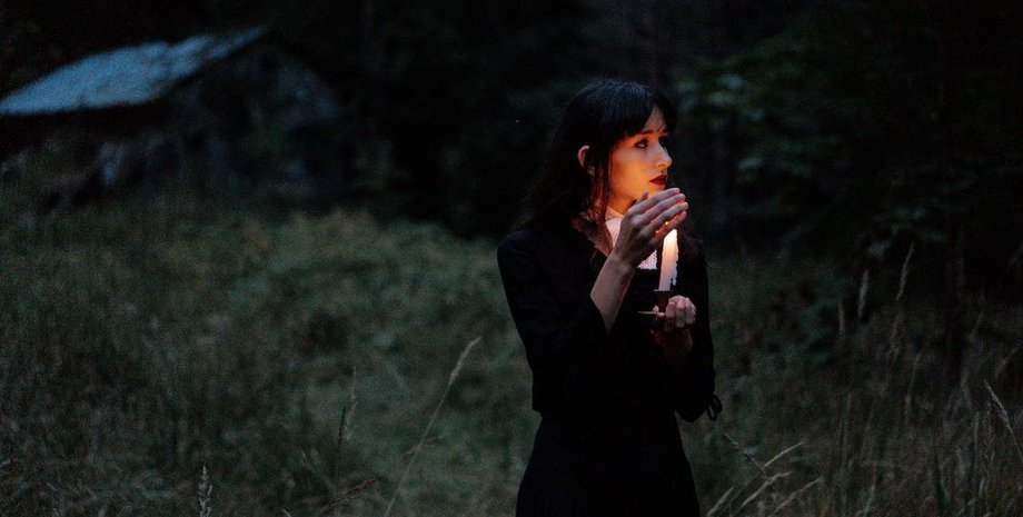 Відьма, прокляття, знахідка, свічка, старовинне прокляття, табличка з прокляттям, виклик Сатани, Везьзевул, містика, дослідження