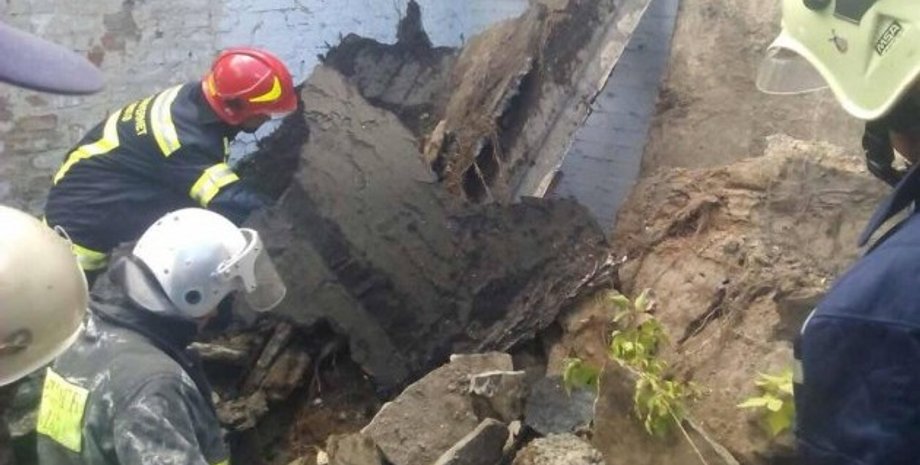 В Киеве обрушилось здание, под завалами оказался 16-летний парень / Фото: facebook.com/MykolaChechotkin