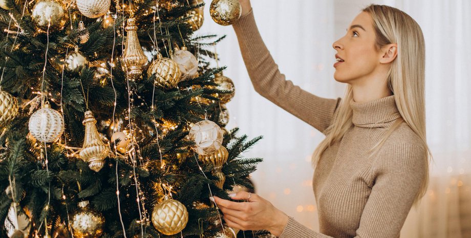 Женщина устанавливает елку на праздники в октябре и отвечает хейтерам тремя словами