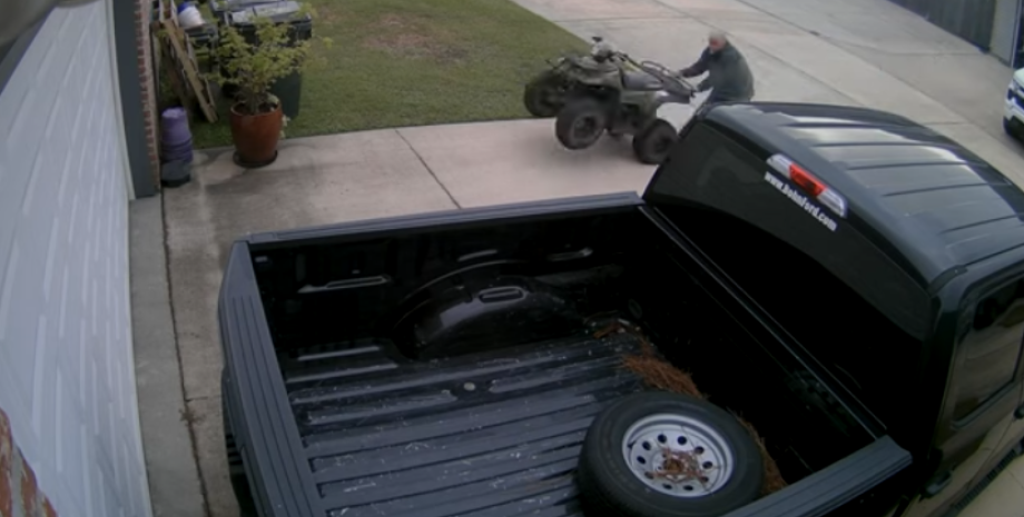 Мужчина пытался остановить квадроцикл, но было бесполезно мужчина