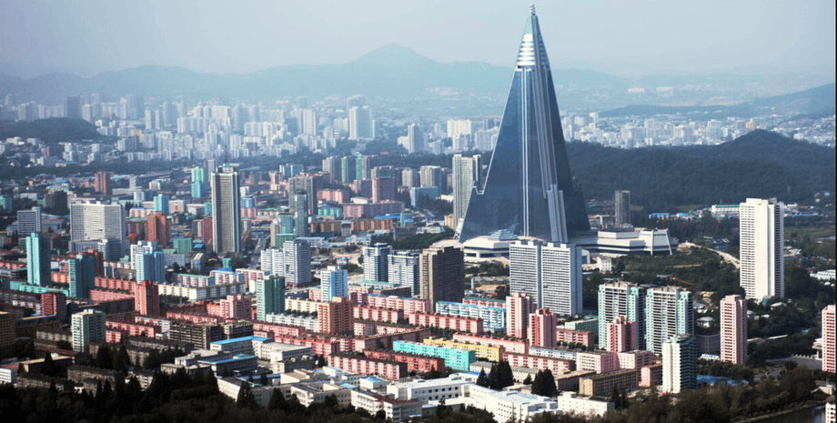 Пірамідальний готель "Рюген" височіє над центром Пхеньяна, оточеного багатоповерхівками пастельних тонів