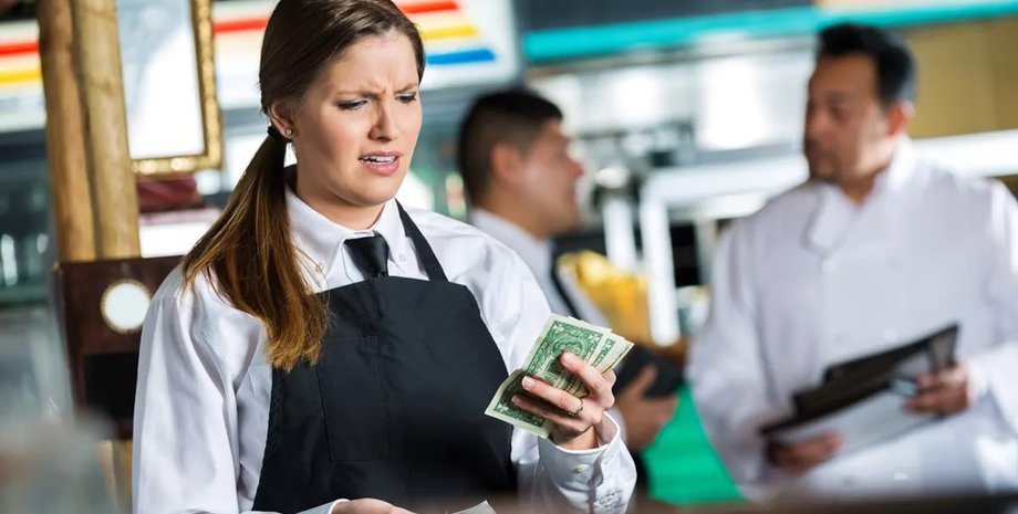 Официантка публично оскорбила мужчину в присутствии клиентов ресторана: все из-за малых чаевых