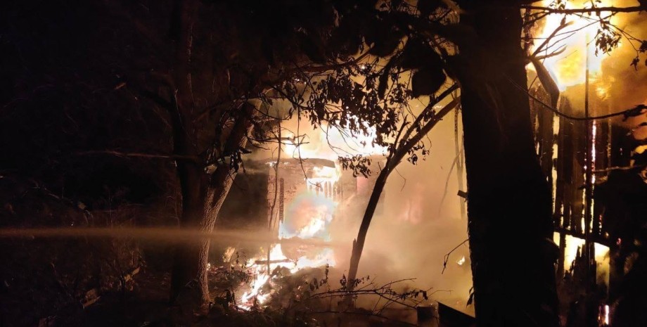 пожежа у Дарницькому районі Києва, пожежа після обстрілу, пожежа у Києві
