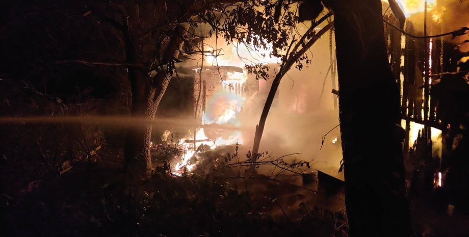 пожар в дарницком районе киева, пожар после обстрела, пожар в киеве