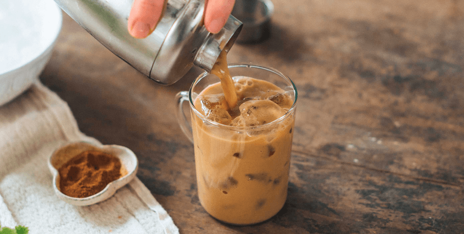 Кава з льодом, підбадьорливий напій, літній напій, лайфхай, не тане лід, секрет приготування, чайна ложка, кава в чашці