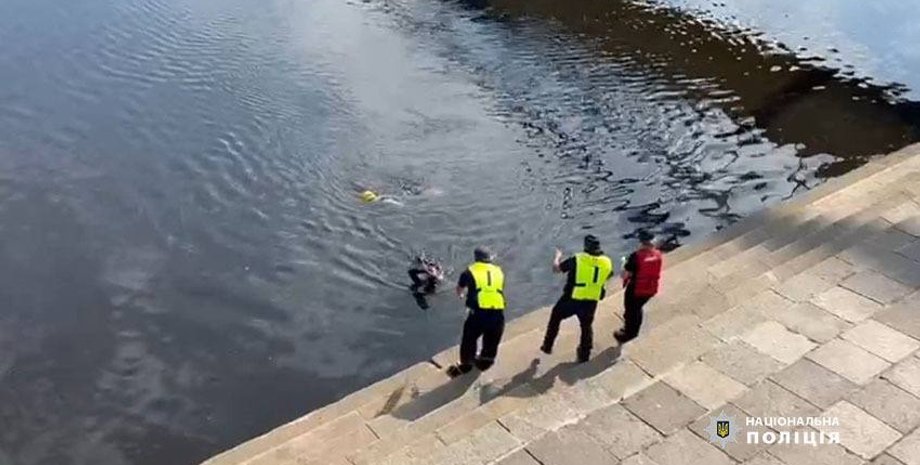 Изображение спасателей и водолаза